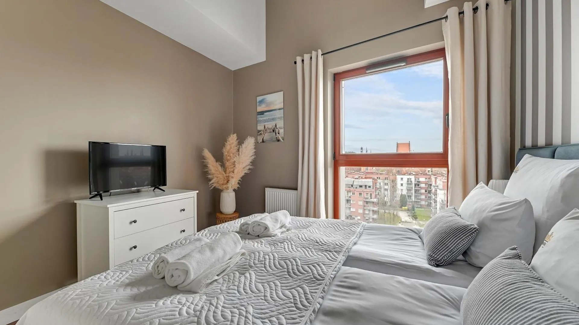 Waterlane Island - Riverview Pool, Spa, Gym & Parking By Downtown Apartments Gdansk 0*,  Poland