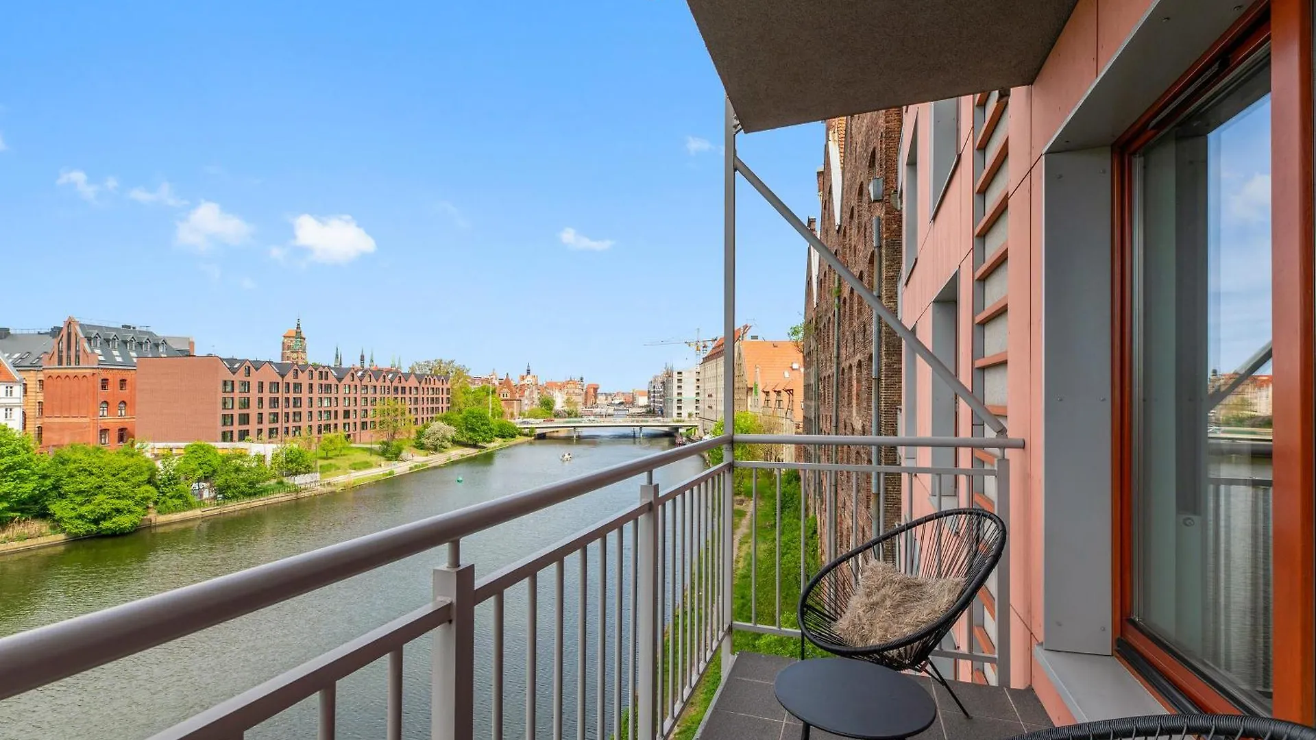 Waterlane Island - Riverview Pool, Spa, Gym & Parking By Downtown Apartments グダニスク 0*,  ポーランド