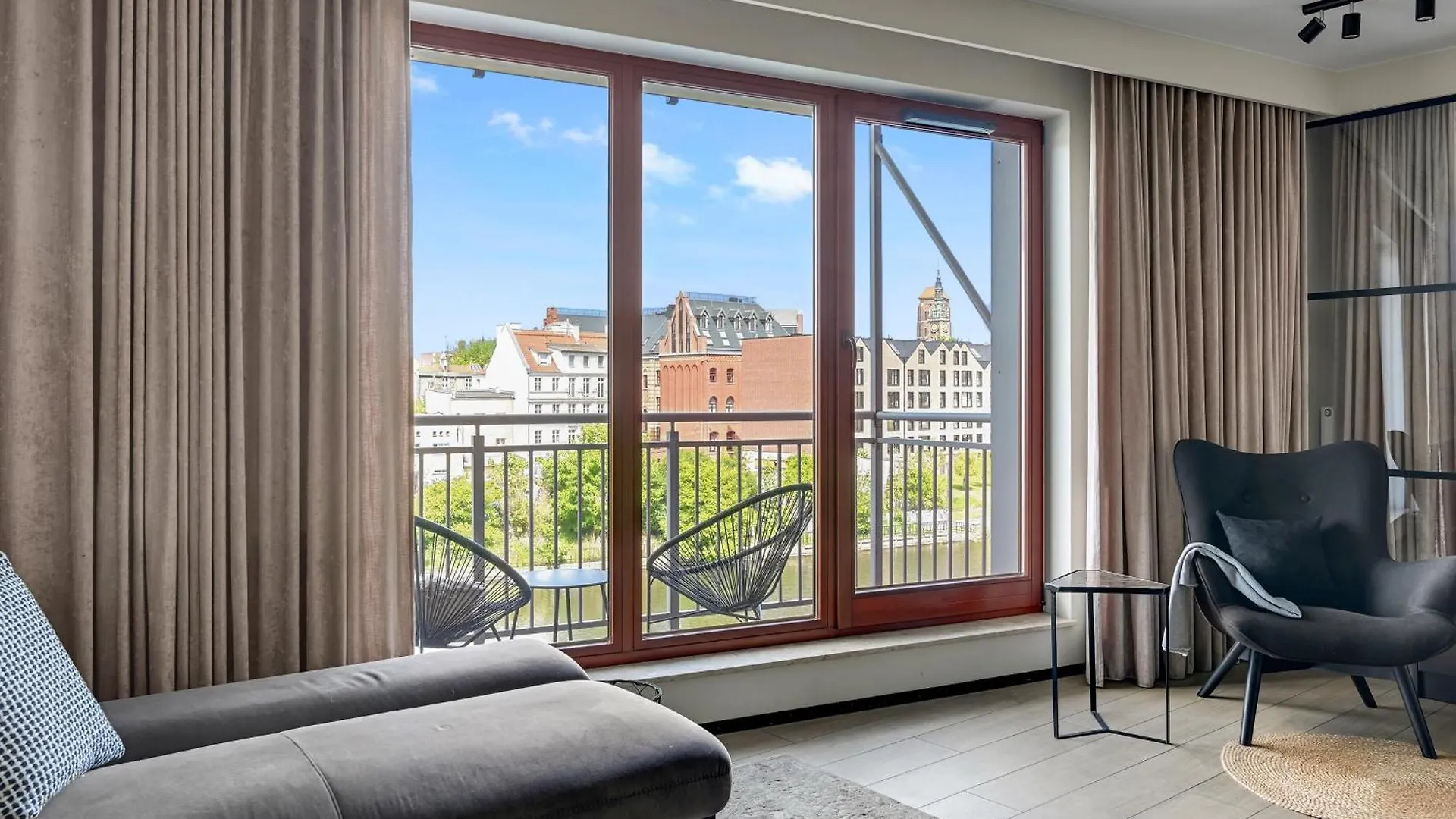 Waterlane Island - Riverview Pool, Spa, Gym & Parking By Downtown Apartments Gdansk Poland
